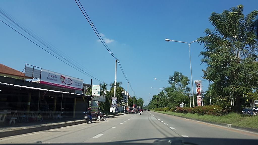 ภาพถนนตรงที่ ร้านข้าวแกงสุโขทัย ตั้งอยู่ ถ่ายโดย ekkarin พ.ศ. 2559 (2016) · A street-level view of where ร้านข้าวแกงสุโขทัย · Ran Khaokaeng Sukhothai stands, by ekkarin in 2559 (2016)