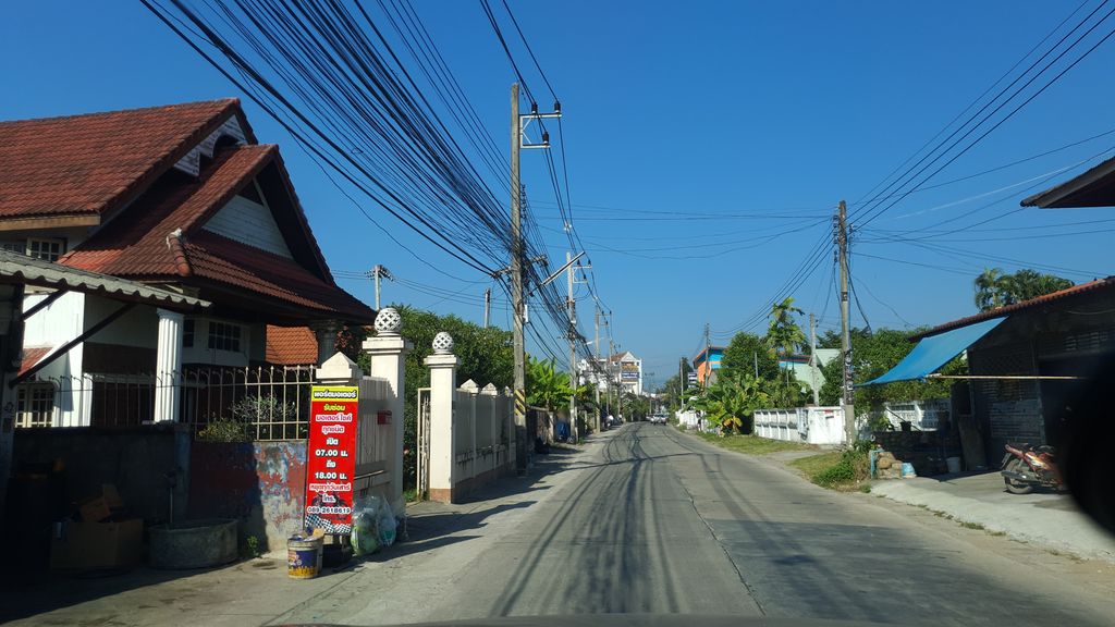 ภาพถนนตรงที่ ร้านเจเคแซท ตั้งอยู่ ถ่ายโดย jrcarlsen พ.ศ. 2562 (2019) · A street-level view of where ร้านเจเคแซท · Ran J Khe Saet stands, by jrcarlsen in 2562 (2019)