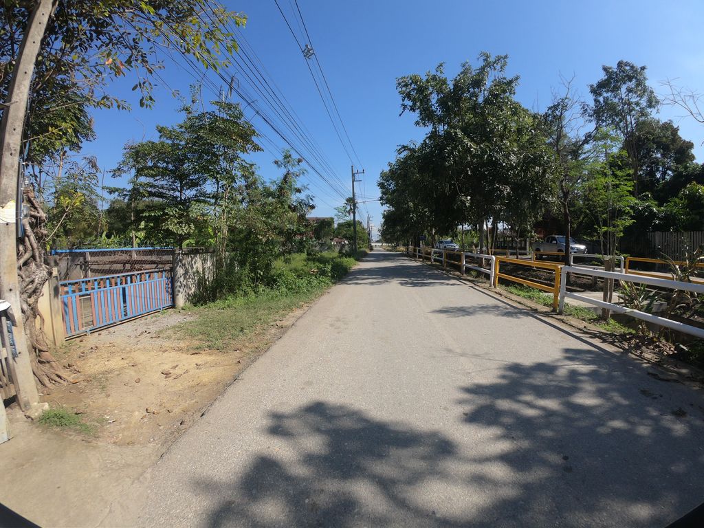 ภาพถนนตรงที่ ครัวแสงทอง ตั้งอยู่ ถ่ายโดย chanuwath_grab พ.ศ. 2562 (2019) · A street-level view of where ครัวแสงทอง · Khruasaengthong stands, by chanuwath_grab in 2562 (2019)