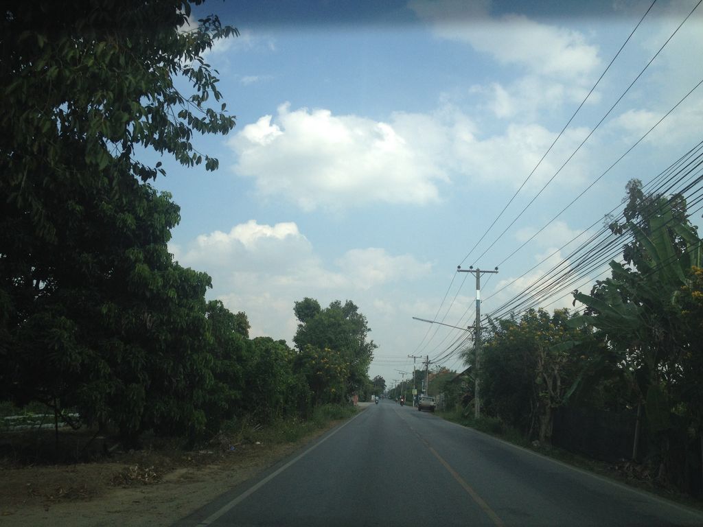 ภาพถนนตรงที่ อรวรรณฟาร์มเห็ด ตั้งอยู่ ถ่ายโดย jimwatana พ.ศ. 2558 (2015) · A street-level view of where อรวรรณฟาร์มเห็ด · Aruanron Farm Het stands, by jimwatana in 2558 (2015)