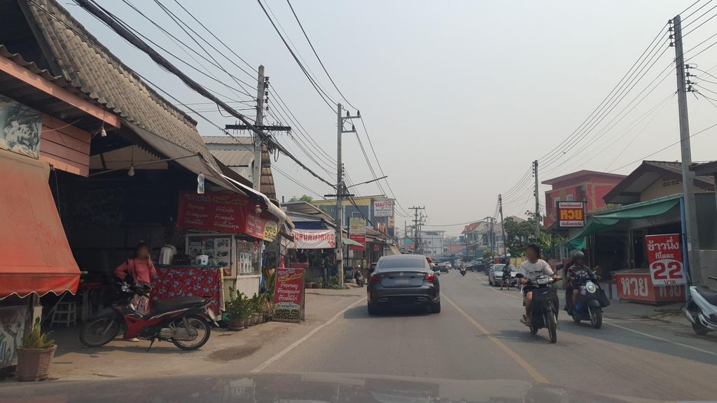 ภาพถนนตรงที่ หนานแดงเย็นตาโฟ ตั้งอยู่ ถ่ายโดย jrcarlsen พ.ศ. 2566 (2023) · A street-level view of where หนานแดงเย็นตาโฟ · Nandaeng Yentafo stands, by jrcarlsen in 2566 (2023)
