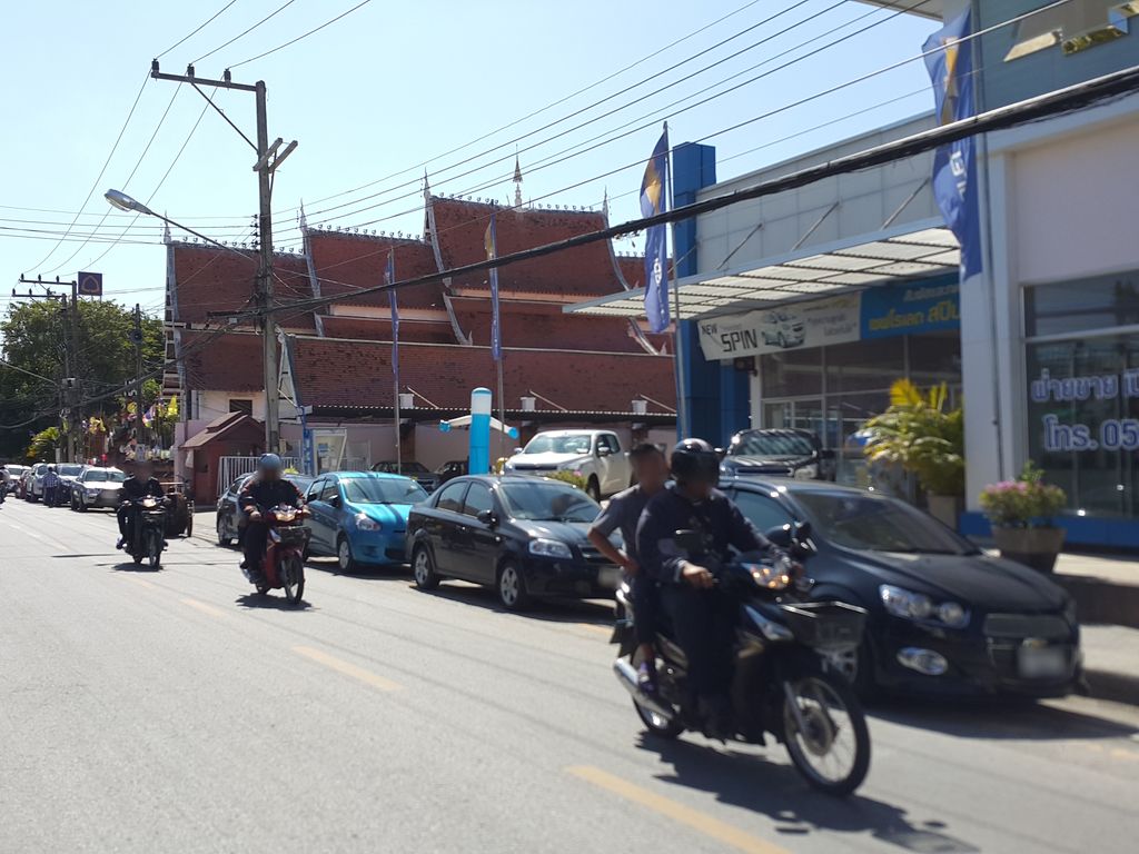 ภาพถนนตรงที่ Mirror Mirror CM ตั้งอยู่ ถ่ายโดย jrcarlsen พ.ศ. 2558 (2015) · A street-level view of where Mirror Mirror CM stands, by jrcarlsen in 2558 (2015)