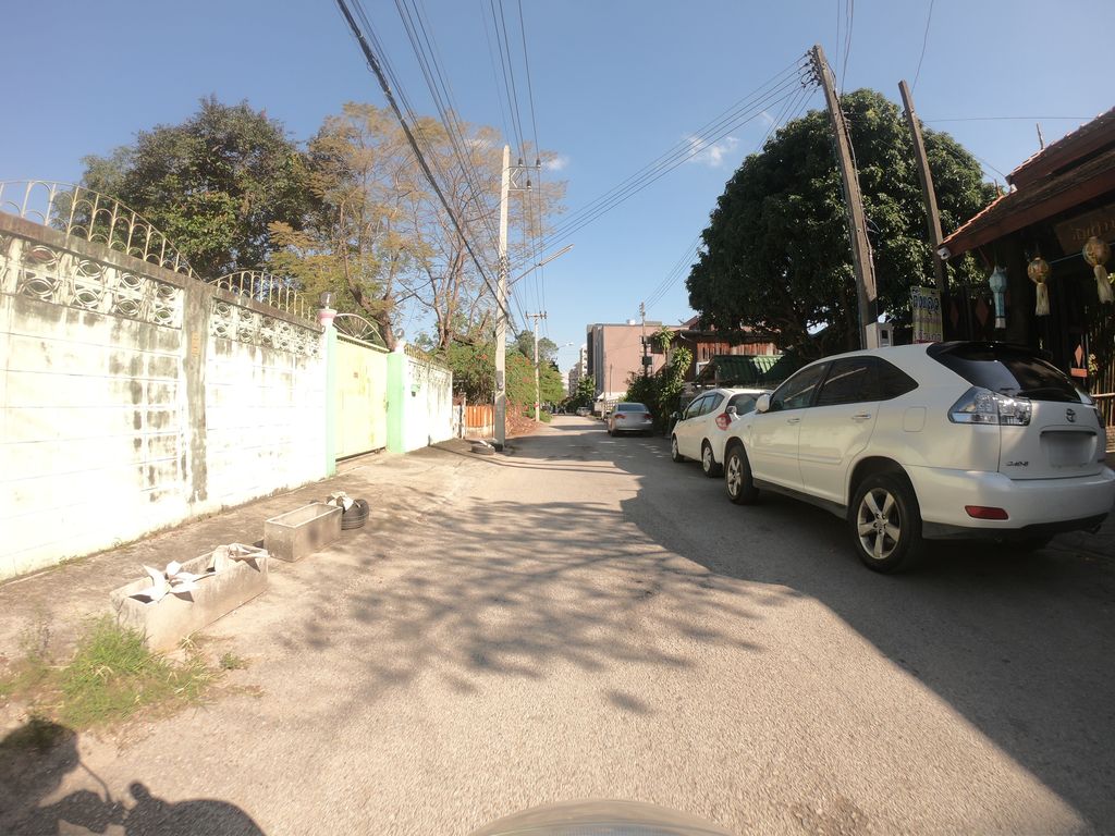 ภาพถนนตรงที่ ส้มตำปางสะหวัน ตั้งอยู่ ถ่ายโดย chanuwath_grab พ.ศ. 2562 (2019) · A street-level view of where ส้มตำปางสะหวัน · Som Tam Pangsawan stands, by chanuwath_grab in 2562 (2019)