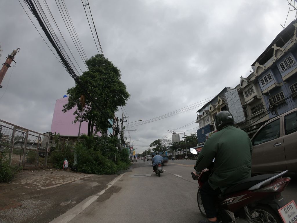 ภาพถนนตรงที่ Airport Avenue Chiangmai ตั้งอยู่ ถ่ายโดย chanuwath_grab พ.ศ. 2562 (2019) · A street-level view of where Airport Avenue Chiangmai stands, by chanuwath_grab in 2562 (2019)