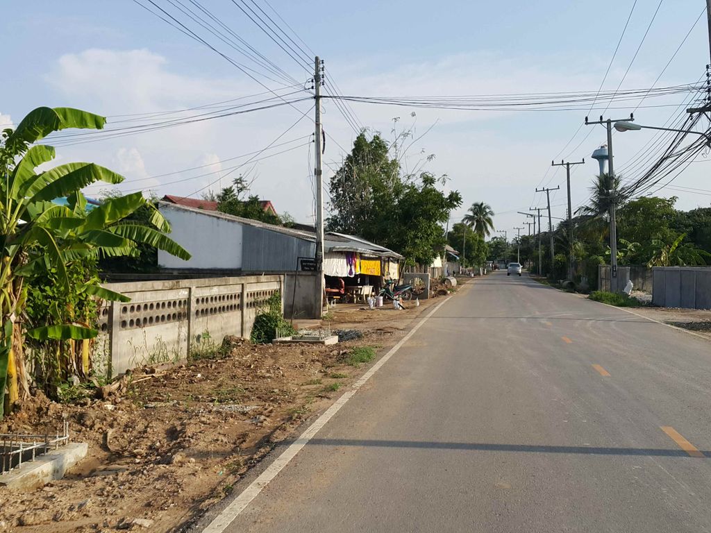 ภาพถนนตรงที่ ร้านลาบลุงจง ตั้งอยู่ ถ่ายโดย jrcarlsen พ.ศ. 2558 (2015) · A street-level view of where ร้านลาบลุงจง · Ran Lap Lung Chong stands, by jrcarlsen in 2558 (2015)
