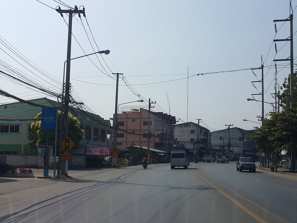 ภาพถนนตรงที่ บ้านพัก กามู ดอยอินทนนท์ ตั้งอยู่ ถ่ายโดย jrcarlsen พ.ศ. 2558 (2015) · A street-level view of where บ้านพัก กามู ดอยอินทนนท์ · Kamu Doi Inthanon Guest house stands, by jrcarlsen in 2558 (2015)