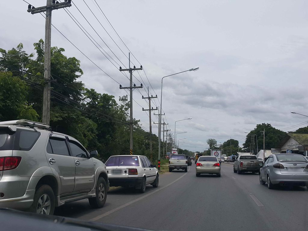 ภาพถนนตรงที่ จิบกาแฟ แลเซียน ตั้งอยู่ ถ่ายโดย jrcarlsen พ.ศ. 2558 (2015) · A street-level view of where จิบกาแฟ แลเซียน · Chipkafae Laesian stands, by jrcarlsen in 2558 (2015)
