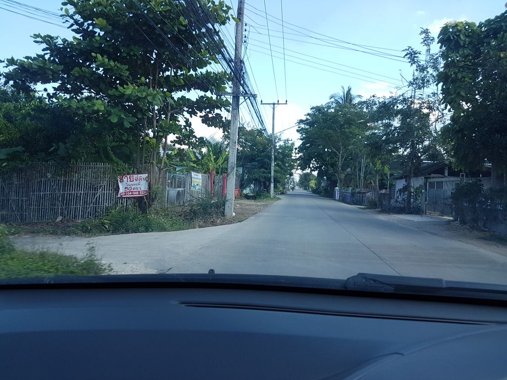 ภาพถนนตรงที่ ลาบกำซาว ตั้งอยู่ ถ่ายโดย ekkarin พ.ศ. 2561 (2018) · A street-level view of where ลาบกำซาว · Lapkamsao stands, by ekkarin in 2561 (2018)