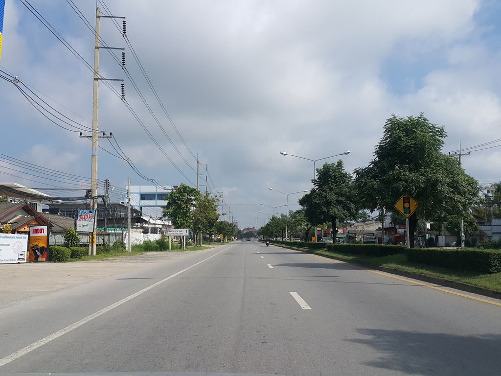 ภาพถนนตรงที่ เจี๊ยบกี่ ตั้งอยู่ ถ่ายโดย jrcarlsen พ.ศ. 2558 (2015) · A street-level view of where เจี๊ยบกี่ · Chiapki stands, by jrcarlsen in 2558 (2015)