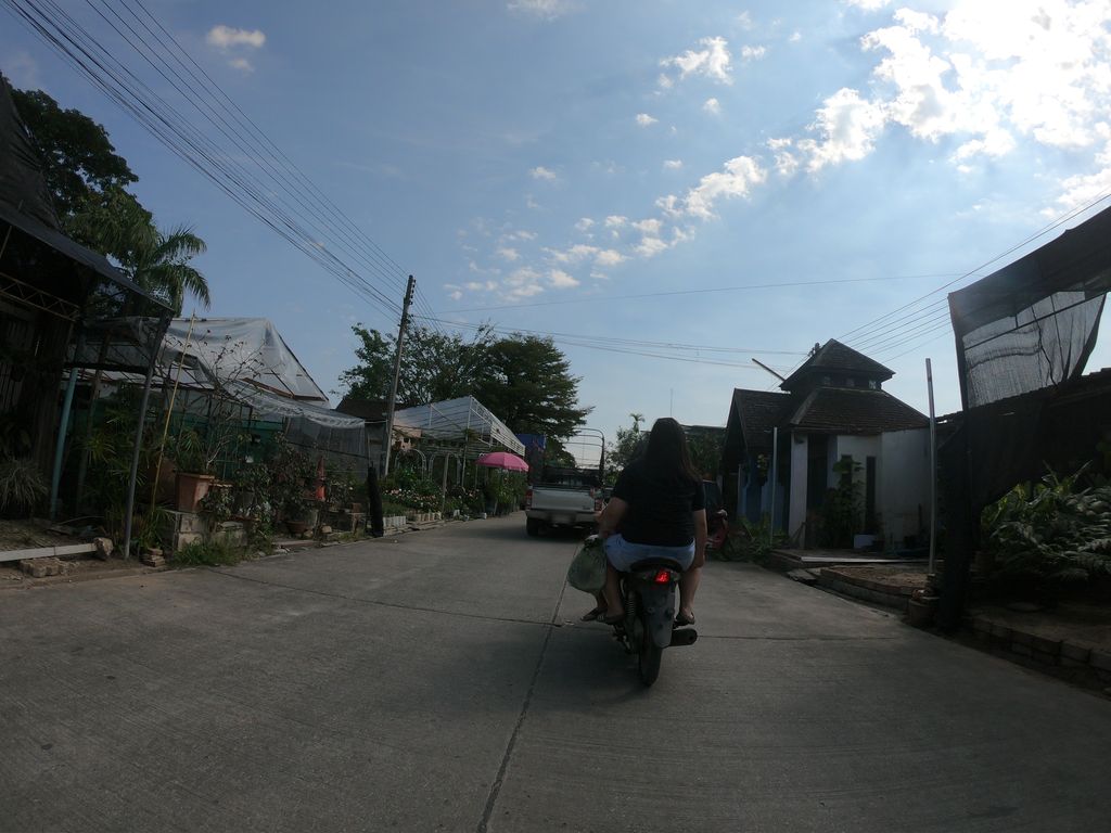 ภาพถนนตรงที่ ร้านดอกดวงดี ตั้งอยู่ ถ่ายโดย chanuwath_grab พ.ศ. 2562 (2019) · A street-level view of where ร้านดอกดวงดี · Ran Dok Duangdi stands, by chanuwath_grab in 2562 (2019)