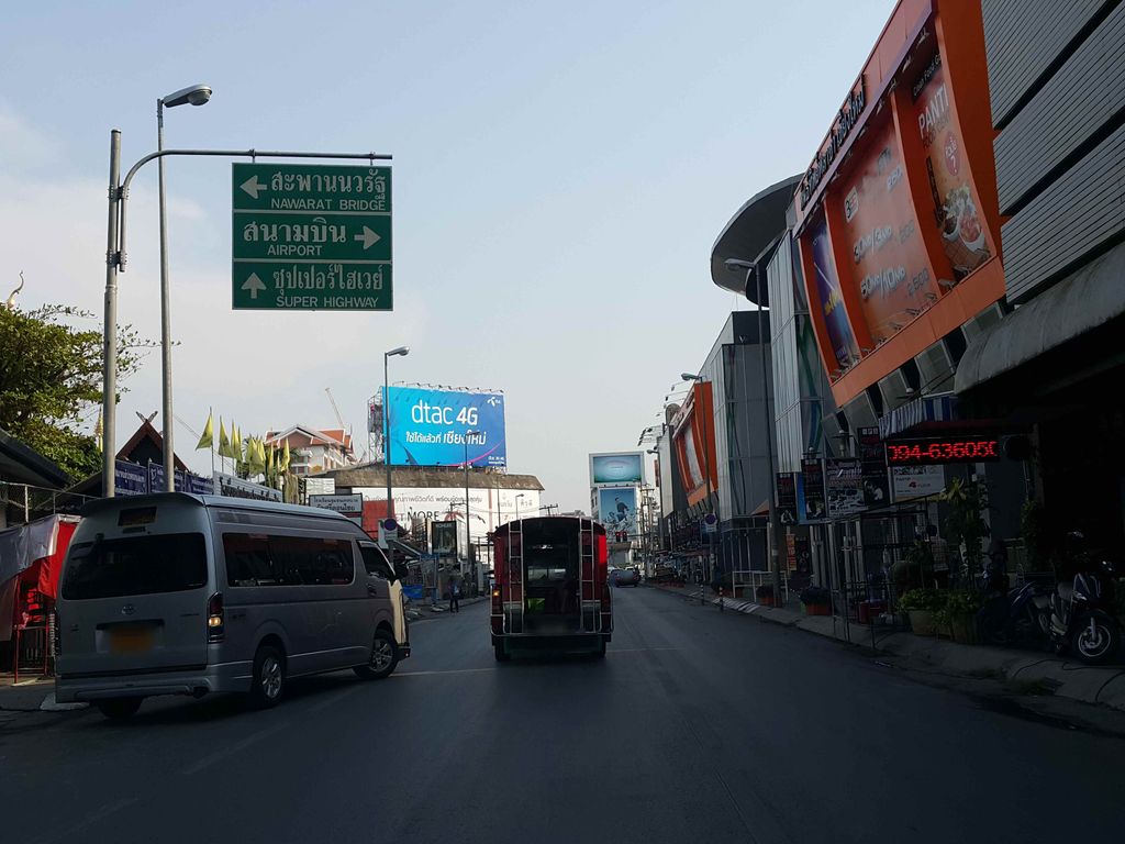 ภาพถนนตรงที่ Amporn Tour Chiang Mai ตั้งอยู่ ถ่ายโดย jrcarlsen พ.ศ. 2558 (2015) · A street-level view of where Amporn Tour Chiang Mai stands, by jrcarlsen in 2558 (2015)