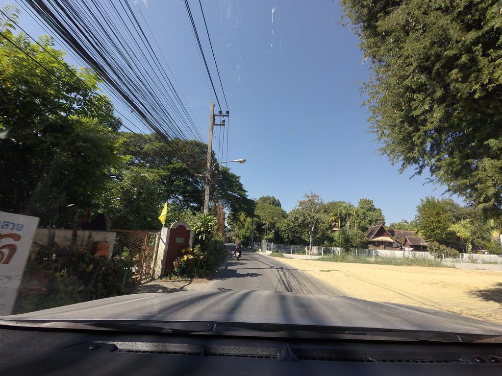 ภาพถนนตรงที่ บ้านสิงห์คำ Cafe' ตั้งอยู่ ถ่ายโดย mishari พ.ศ. 2563 (2020) · A street-level view of where บ้านสิงห์คำ Cafe' stands, by mishari in 2563 (2020)