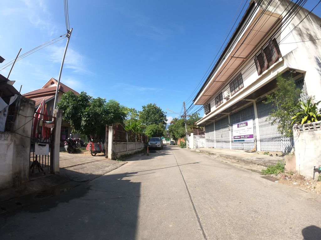 ภาพถนนตรงที่ ออ อาหารตามสั่ง ( Thai Food ) ตั้งอยู่ ถ่ายโดย chanuwath_grab พ.ศ. 2562 (2019) · A street-level view of where ออ อาหารตามสั่ง ( Thai Food ) stands, by chanuwath_grab in 2562 (2019)