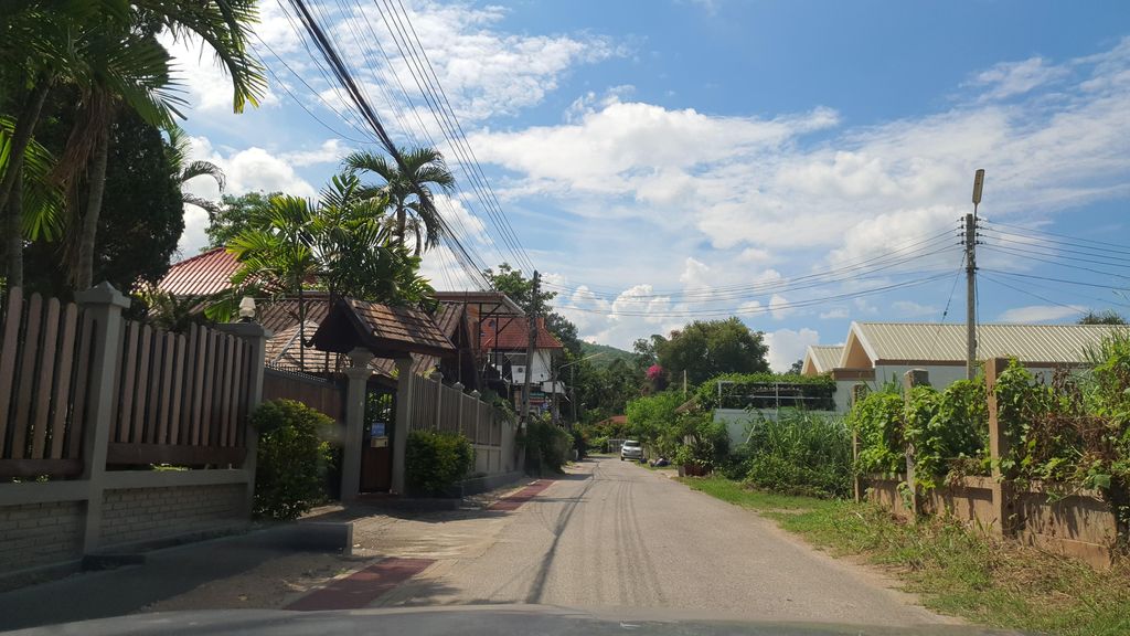 ภาพถนนตรงที่ บ้านพัก บ้านเช่ารายวัน เชียงใหม่ ถนนคลองชลประทานสุเทพ พักได้20คน ตั้งอยู่ ถ่ายโดย jrcarlsen พ.ศ. 2565 (2022) · A street-level view of where บ้านพัก บ้านเช่ารายวัน เชียงใหม่ ถนนคลองชลประทานสุเทพ พักได้20คน · Ban Chaoraiwan Chiang Mai Thanon Khlong Chon Prathan Suthep Phakdai20khon Guest house stands, by jrcarlsen in 2565 (2022)
