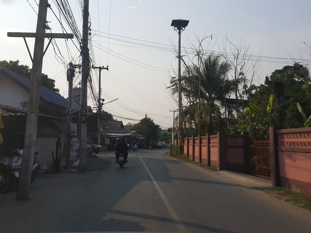 ภาพถนนตรงที่ ห้องเรียนดนตรีบ้านครูกริช สันกำแพง ตั้งอยู่ ถ่ายโดย jrcarlsen พ.ศ. 2558 (2015) · A street-level view of where ห้องเรียนดนตรีบ้านครูกริช สันกำแพง · Hong Riandontri Ban Khru Krit San Kamphaeng stands, by jrcarlsen in 2558 (2015)