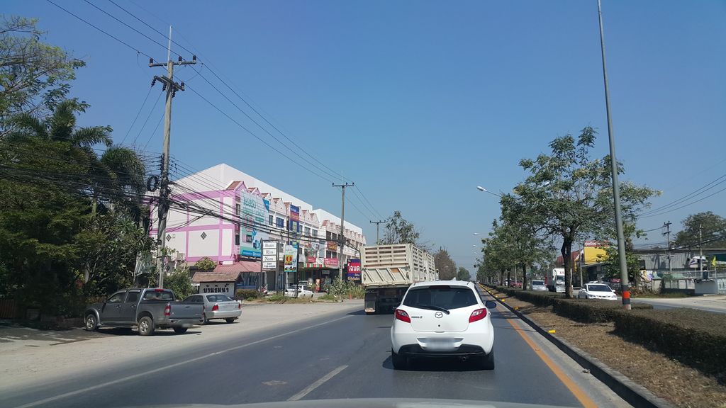 ภาพถนนตรงที่ ร้านกิตติพาณิชย์ ตั้งอยู่ ถ่ายโดย jrcarlsen พ.ศ. 2560 (2017) · A street-level view of where ร้านกิตติพาณิชย์ · Ran Kitti Phanit stands, by jrcarlsen in 2560 (2017)