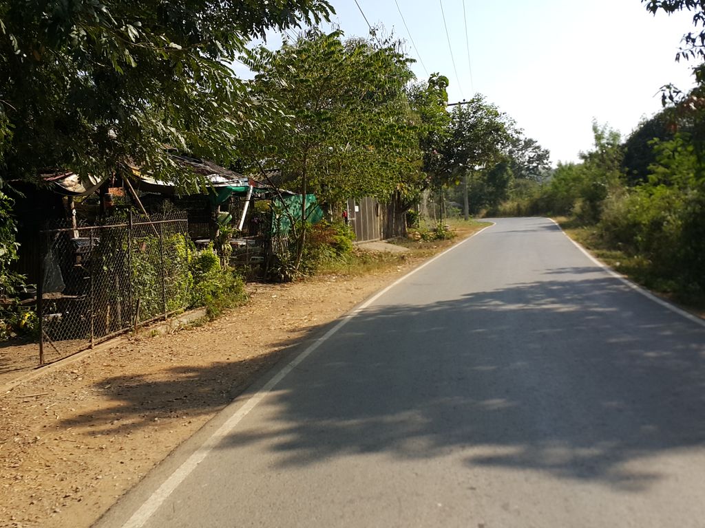 ภาพถนนตรงที่ สโมสรฟุตบอล บ้านแม่คูหา ตั้งอยู่ ถ่ายโดย jrcarlsen พ.ศ. 2558 (2015) · A street-level view of where สโมสรฟุตบอล บ้านแม่คูหา · Samosafutbon Ban Mae Khuha stands, by jrcarlsen in 2558 (2015)