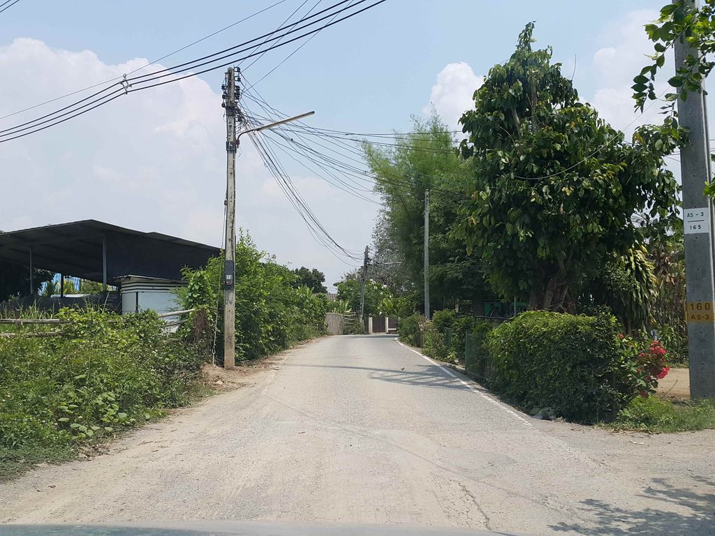 ภาพถนนตรงที่ ตำมั่วครัวอุบล ตั้งอยู่ ถ่ายโดย jrcarlsen พ.ศ. 2558 (2015) · A street-level view of where ตำมั่วครัวอุบล · Tammua Khrua Upla stands, by jrcarlsen in 2558 (2015)