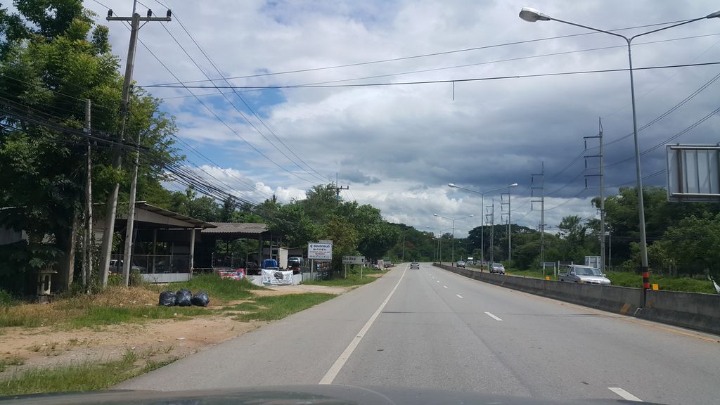 ภาพถนนตรงที่ เสวนาแม่แตง ตั้งอยู่ ถ่ายโดย jrcarlsen พ.ศ. 2560 (2017) · A street-level view of where เสวนาแม่แตง · Seonamaetaeng stands, by jrcarlsen in 2560 (2017)