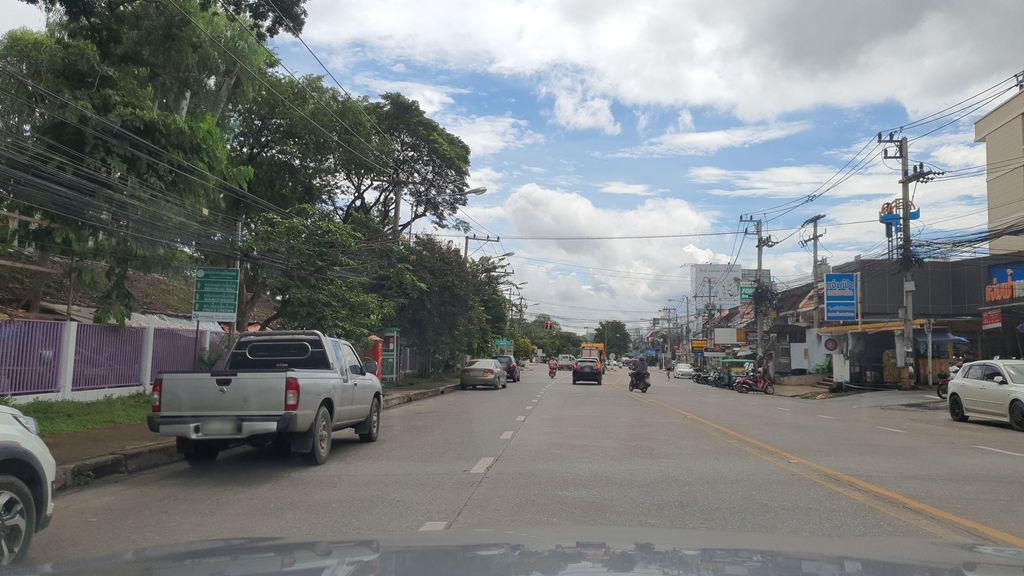 ภาพถนนตรงที่ กาดโก้งโค้งเกษตร ตั้งอยู่ ถ่ายโดย jrcarlsen พ.ศ. 2564 (2021) · A street-level view of where กาดโก้งโค้งเกษตร · Kat Kongkhong Kaset stands, by jrcarlsen in 2564 (2021)