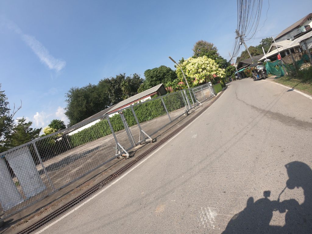 ภาพถนนตรงที่ ย.ยักษ์ผัดไทย ตั้งอยู่ ถ่ายโดย chanuwath_grab พ.ศ. 2562 (2019) · A street-level view of where ย.ยักษ์ผัดไทย · Ya.yakphatthai stands, by chanuwath_grab in 2562 (2019)