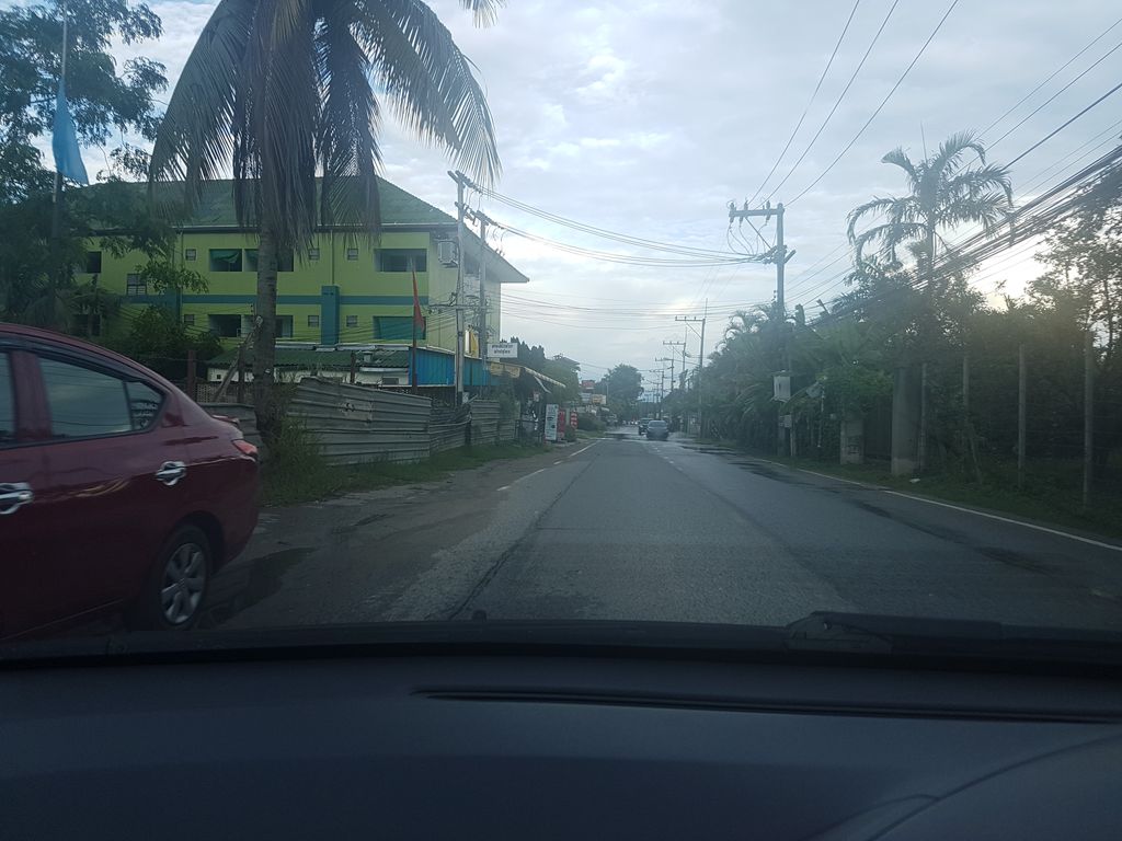 ภาพถนนตรงที่ Mont Jo Cafe ตั้งอยู่ ถ่ายโดย ekkarin พ.ศ. 2561 (2018) · A street-level view of where Mont Jo Cafe stands, by ekkarin in 2561 (2018)