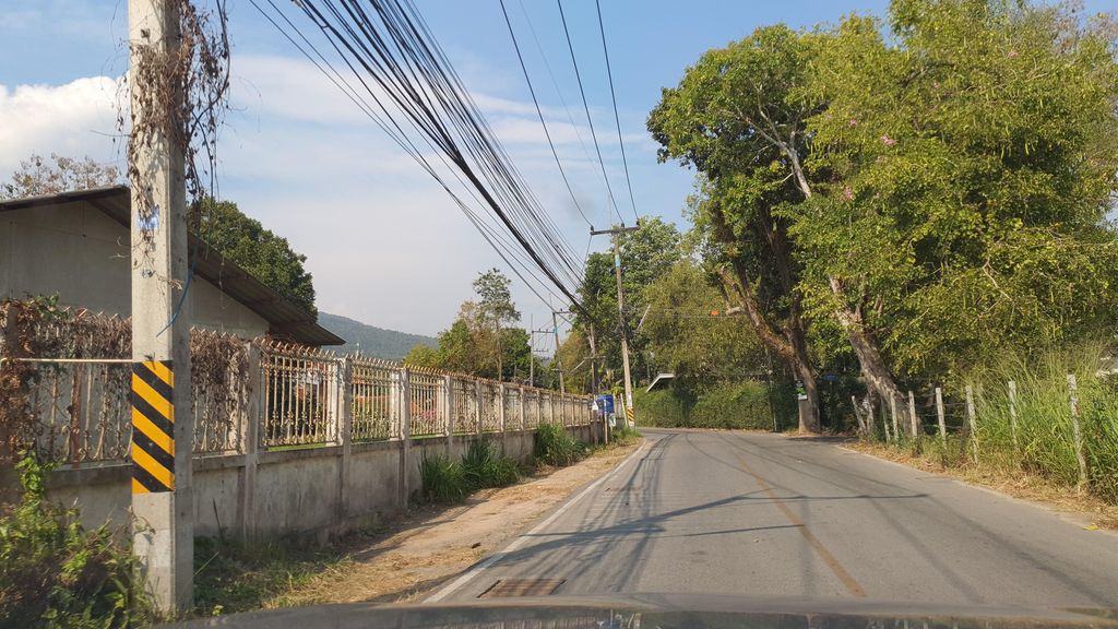 ภาพถนนตรงที่ ร้านลาบ โซ้ยเจ๋ง ตั้งอยู่ ถ่ายโดย jrcarlsen พ.ศ. 2565 (2022) · A street-level view of where ร้านลาบ โซ้ยเจ๋ง · Ran Lap Soicheng stands, by jrcarlsen in 2565 (2022)