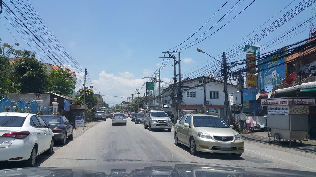 ภาพถนนตรงที่ สี่แยก ตี๋นดอยสะเก็ด ตั้งอยู่ ถ่ายโดย jrcarlsen พ.ศ. 2561 (2018) · A street-level view of where สี่แยก ตี๋นดอยสะเก็ด · Siyaek Tin Doi Saket stands, by jrcarlsen in 2561 (2018)