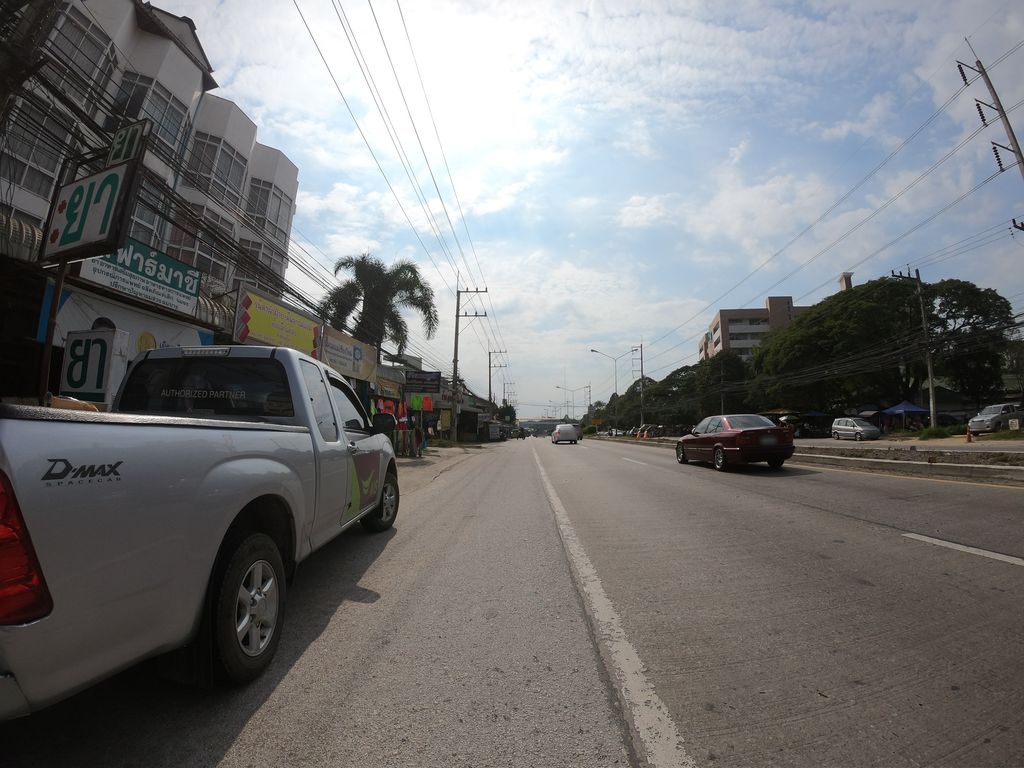 ภาพถนนตรงที่ ชุดพยาบาลอ๋องนครพิงค์ ตั้งอยู่ ถ่ายโดย chanuwath_grab พ.ศ. 2562 (2019) · A street-level view of where ชุดพยาบาลอ๋องนครพิงค์ · Chut Phayaban Ong Nakhon Ping stands, by chanuwath_grab in 2562 (2019)