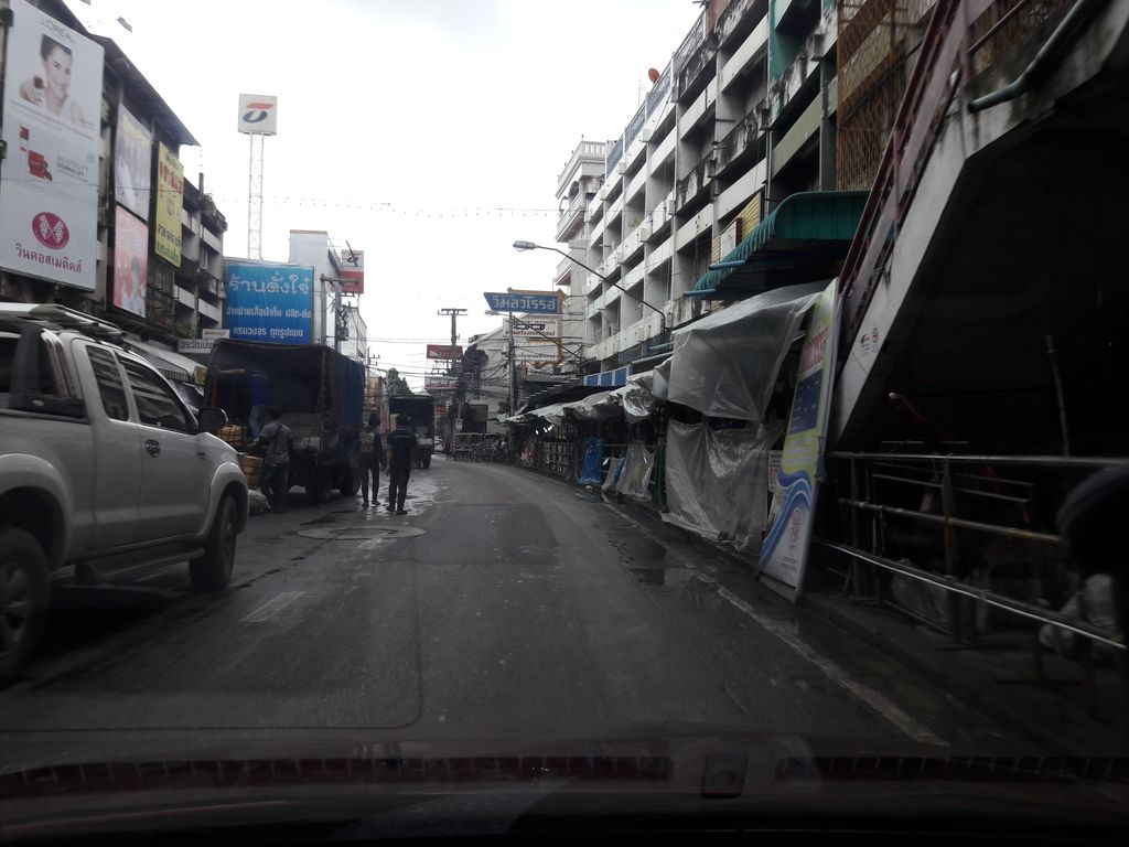 ภาพถนนตรงที่ ร้านทองเยาวราช ตลาดวโรรส ตั้งอยู่ ถ่ายโดย ratchaphat พ.ศ. 2561 (2018) · A street-level view of where ร้านทองเยาวราช ตลาดวโรรส · Ran Thong Yaowarat Talat Warorot stands, by ratchaphat in 2561 (2018)