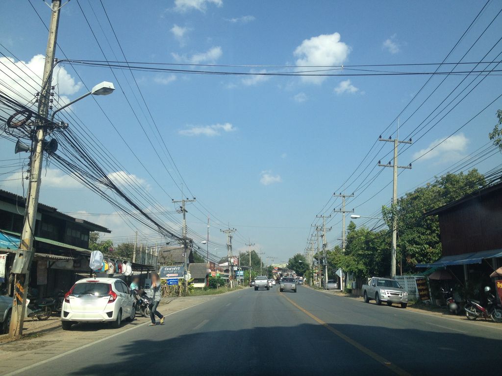 ภาพถนนตรงที่ พลการยาง ตั้งอยู่ ถ่ายโดย jimwatana พ.ศ. 2558 (2015) · A street-level view of where พลการยาง · Phlakanyang stands, by jimwatana in 2558 (2015)