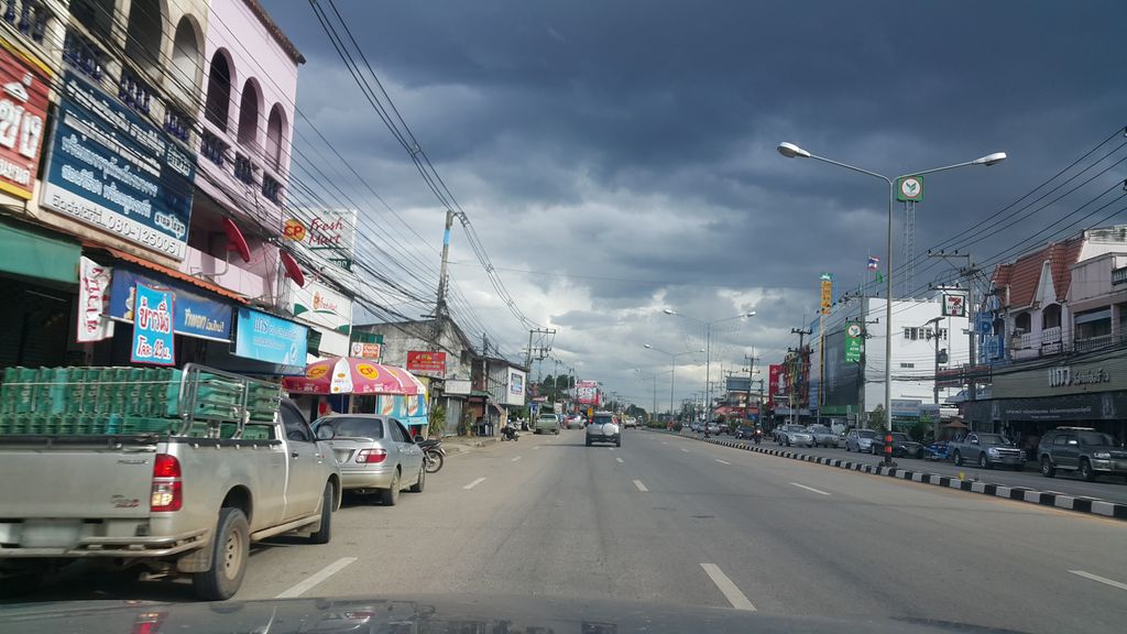 ภาพถนนตรงที่ Bangkok Bank ตั้งอยู่ ถ่ายโดย jrcarlsen พ.ศ. 2560 (2017) · A street-level view of where Bangkok Bank stands, by jrcarlsen in 2560 (2017)