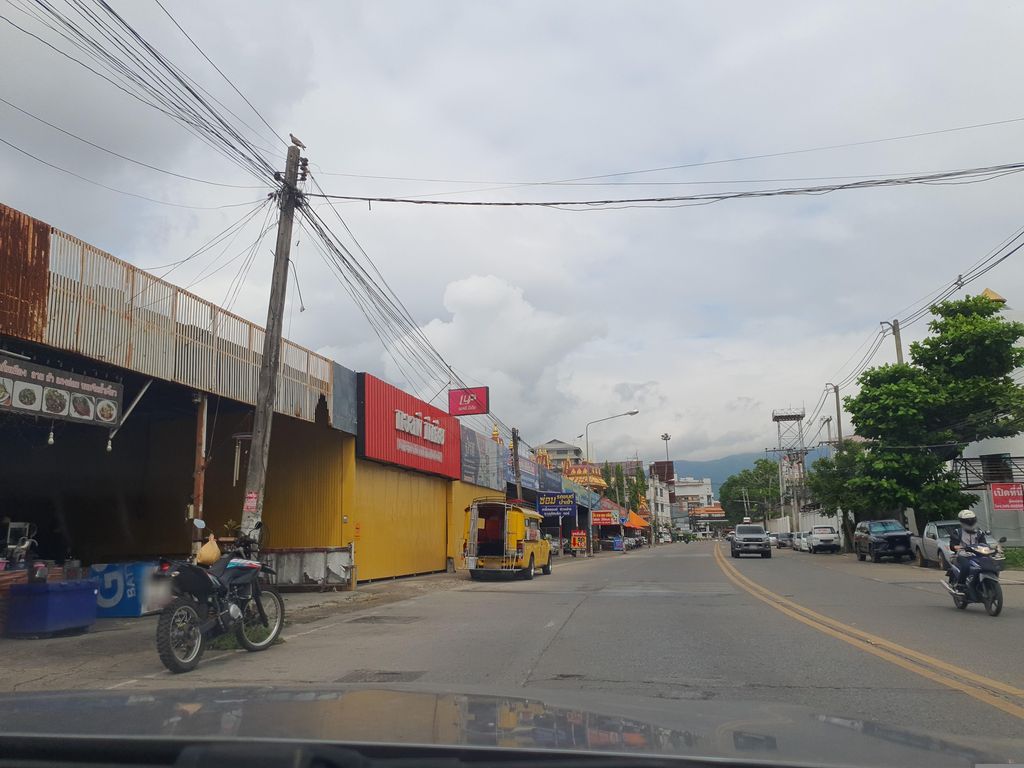 ภาพถนนตรงที่ ออนเดอะเวย์ คาเฟ่ เชียงใหม่ สาขาสนามกีฬา ตั้งอยู่ ถ่ายโดย jrcarlsen พ.ศ. 2566 (2023) · A street-level view of where ออนเดอะเวย์ คาเฟ่ เชียงใหม่ สาขาสนามกีฬา · Ondoewe Café Chiang Mai Sakha Sanamkila stands, by jrcarlsen in 2566 (2023)