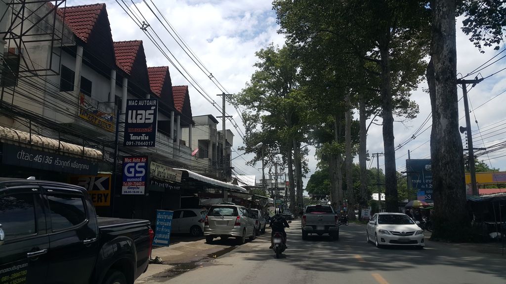 ภาพถนนตรงที่ มีโคโคนัทมะพร้าว ตั้งอยู่ ถ่ายโดย jrcarlsen พ.ศ. 2560 (2017) · A street-level view of where มีโคโคนัทมะพร้าว · Mi Kho Kho Nat Maphrao stands, by jrcarlsen in 2560 (2017)