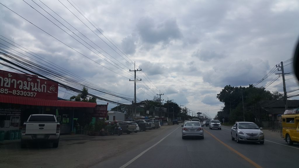 ภาพถนนตรงที่ มนตรี หม้อน้ำ ตั้งอยู่ ถ่ายโดย jrcarlsen พ.ศ. 2561 (2018) · A street-level view of where มนตรี หม้อน้ำ · Montri Monam stands, by jrcarlsen in 2561 (2018)