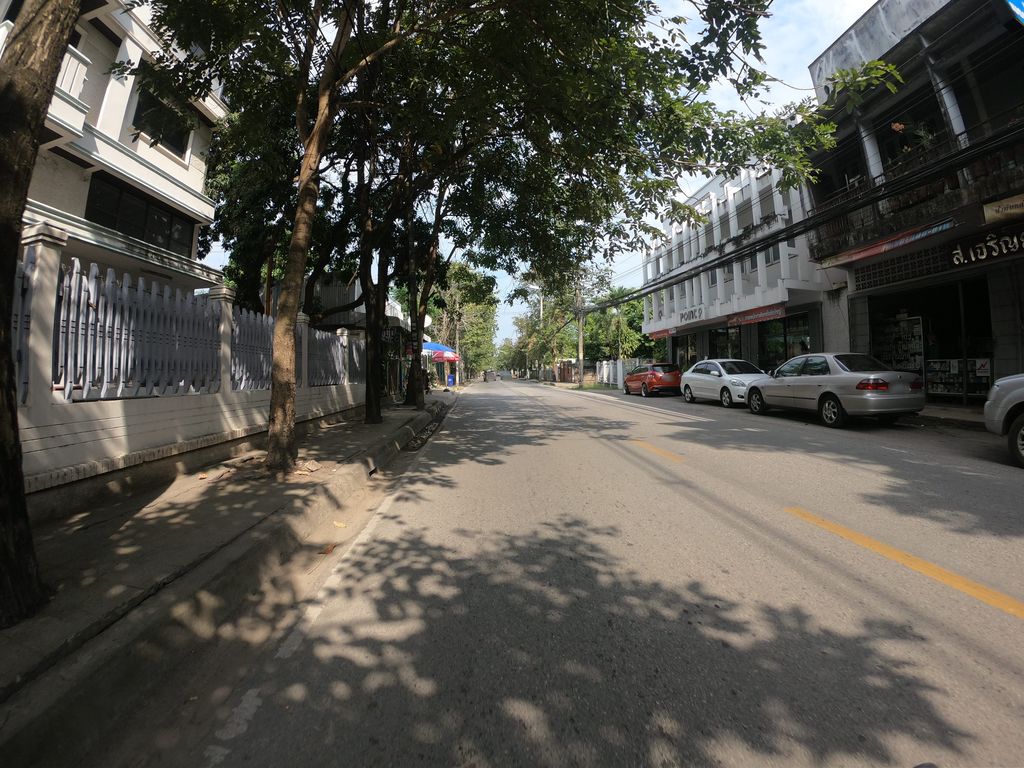 ภาพถนนตรงที่ หอพักรัตนวรรณ ตั้งอยู่ ถ่ายโดย chanuwath_grab พ.ศ. 2562 (2019) · A street-level view of where หอพักรัตนวรรณ · Ratna Wan Dormitory stands, by chanuwath_grab in 2562 (2019)