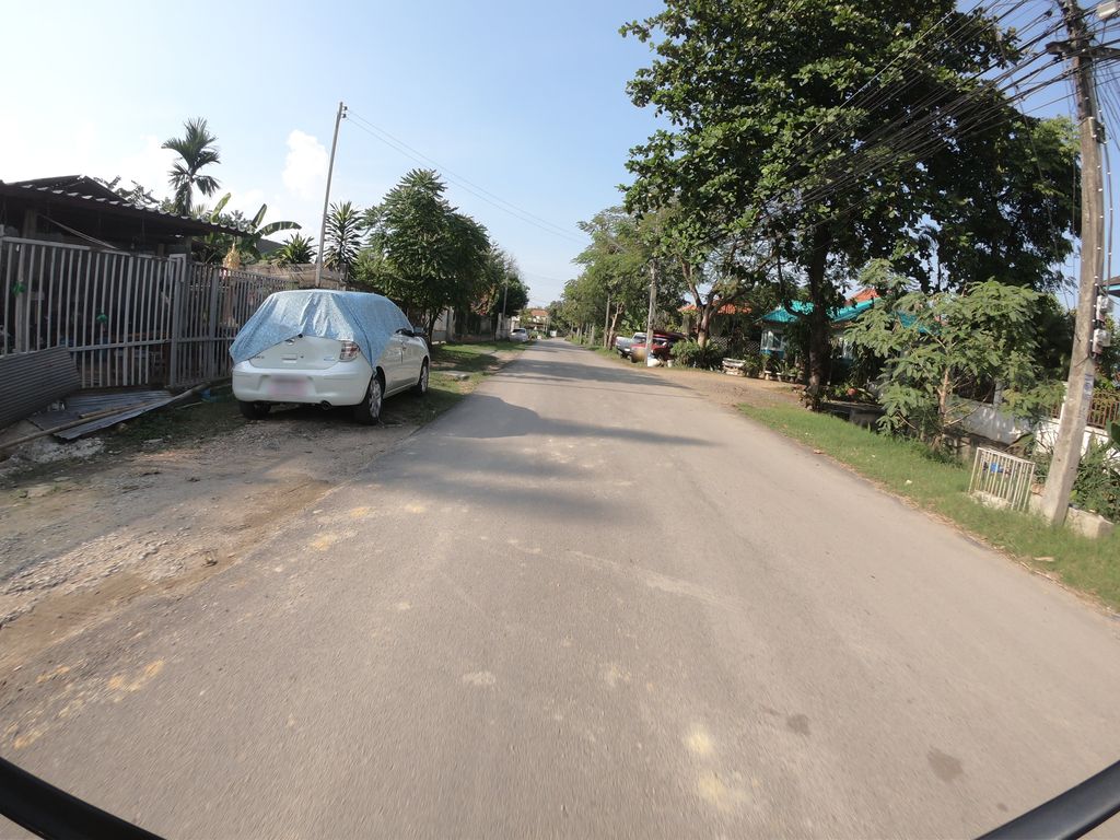 ภาพถนนตรงที่ ครัวบ้านบ้าน ตั้งอยู่ ถ่ายโดย chanuwath_grab พ.ศ. 2562 (2019) · A street-level view of where ครัวบ้านบ้าน · Khruabanban stands, by chanuwath_grab in 2562 (2019)