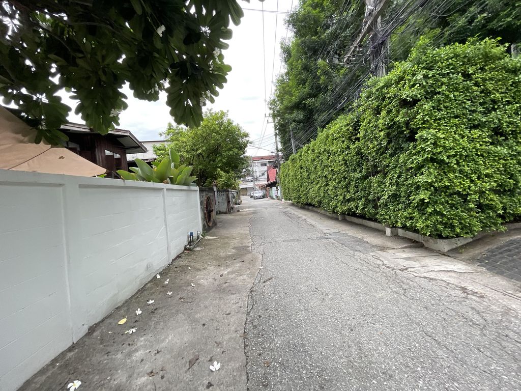 ภาพถนนตรงที่ ร้านบ้านไม้คุณยาย ตั้งอยู่ ถ่ายโดย filipb พ.ศ. 2566 (2023) · A street-level view of where ร้านบ้านไม้คุณยาย · Ran Ban Mai Khunyai stands, by filipb in 2566 (2023)