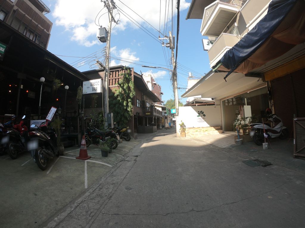 ภาพถนนตรงที่ Basic Line Hotel & Loikroh Chiangmai ตั้งอยู่ ถ่ายโดย chanuwath_grab พ.ศ. 2562 (2019) · A street-level view of where Basic Line Hotel & Loikroh Chiangmai stands, by chanuwath_grab in 2562 (2019)