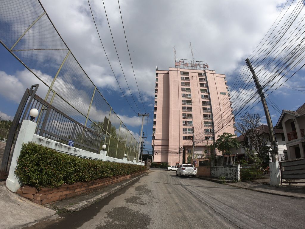 ภาพถนนตรงที่ St. Andrew's Church ตั้งอยู่ ถ่ายโดย chanuwath_grab พ.ศ. 2562 (2019) · A street-level view of where St. Andrew's Church stands, by chanuwath_grab in 2562 (2019)