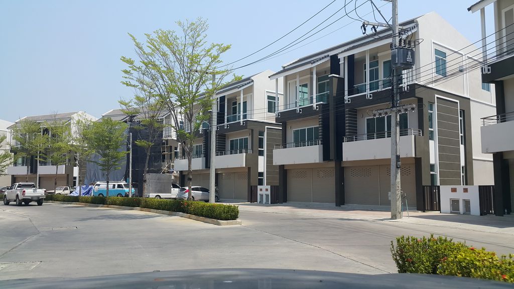 ภาพถนนตรงที่ Amarin Pharma ตั้งอยู่ ถ่ายโดย jrcarlsen พ.ศ. 2560 (2017) · A street-level view of where Amarin Pharma stands, by jrcarlsen in 2560 (2017)
