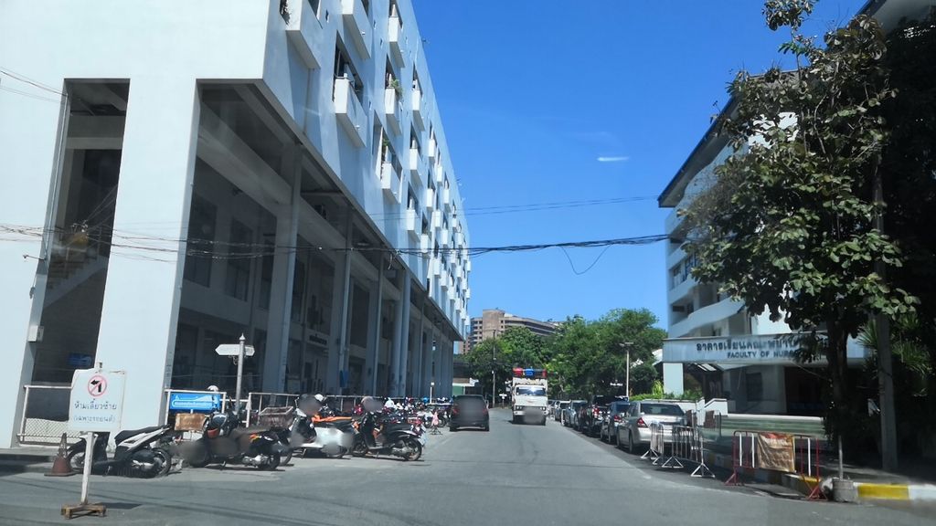 ภาพถนนตรงที่ ศูนย์บริการพยาบาล คณะพยาบาลศาสตร์ มหาวิทยาลัยเชียงใหม่ ตั้งอยู่ ถ่ายโดย charlesano พ.ศ. 2561 (2018) · A street-level view of where ศูนย์บริการพยาบาล คณะพยาบาลศาสตร์ มหาวิทยาลัยเชียงใหม่ · Brikan Phayaban Khana Phayabansat Mahawitthayalai Chiang Mai Centre stands, by charlesano in 2561 (2018)