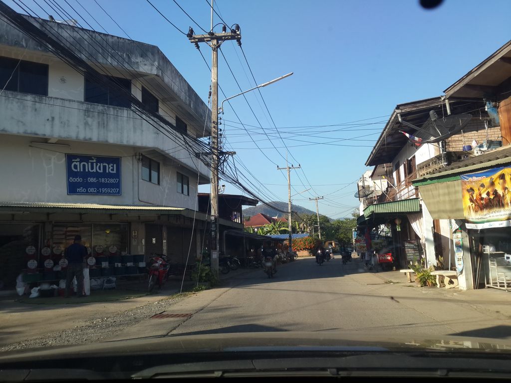 ภาพถนนตรงที่ ก๋วยเตี๋ยวเนื้อตุ๋นหม้อดิน ตั้งอยู่ ถ่ายโดย mishari พ.ศ. 2558 (2015) · A street-level view of where ก๋วยเตี๋ยวเนื้อตุ๋นหม้อดิน · Kuaitiao Nueatun Modin stands, by mishari in 2558 (2015)
