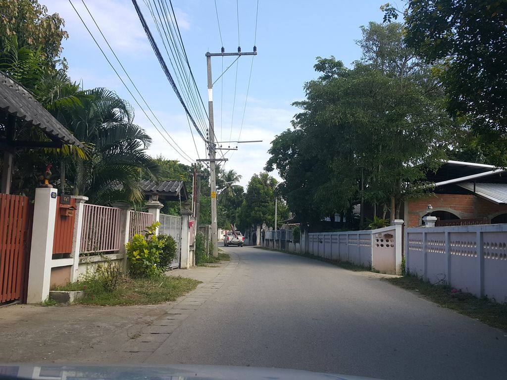 ภาพถนนตรงที่ ฮักยิม พลัส ฟิตเนส ตั้งอยู่ ถ่ายโดย jrcarlsen พ.ศ. 2558 (2015) · A street-level view of where ฮักยิม พลัส ฟิตเนส · Hakyim Plus Fitness stands, by jrcarlsen in 2558 (2015)