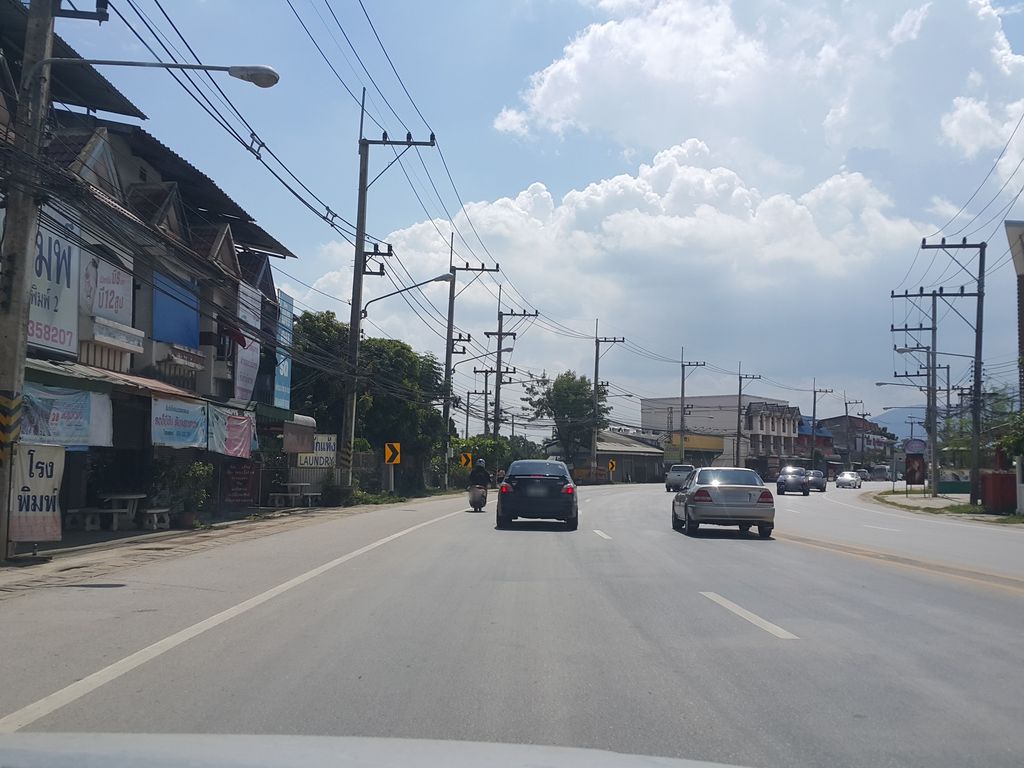ภาพถนนตรงที่ ร้านส้มตำถาดมิทไนท์ ตั้งอยู่ ถ่ายโดย jrcarlsen พ.ศ. 2558 (2015) · A street-level view of where ร้านส้มตำถาดมิทไนท์ · Ran Som Tam That Mit Night stands, by jrcarlsen in 2558 (2015)