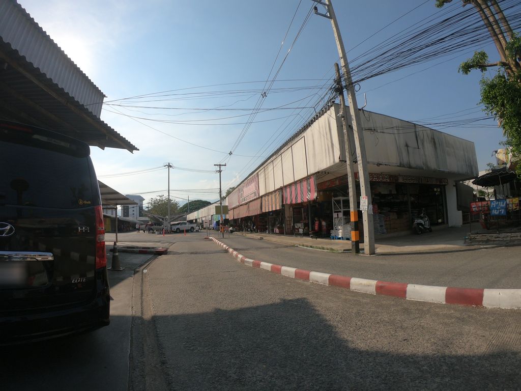 ภาพถนนตรงที่ กรอบรูปรวมโชค ตั้งอยู่ ถ่ายโดย chanuwath_grab พ.ศ. 2562 (2019) · A street-level view of where กรอบรูปรวมโชค · Karobrup Ruamchok stands, by chanuwath_grab in 2562 (2019)