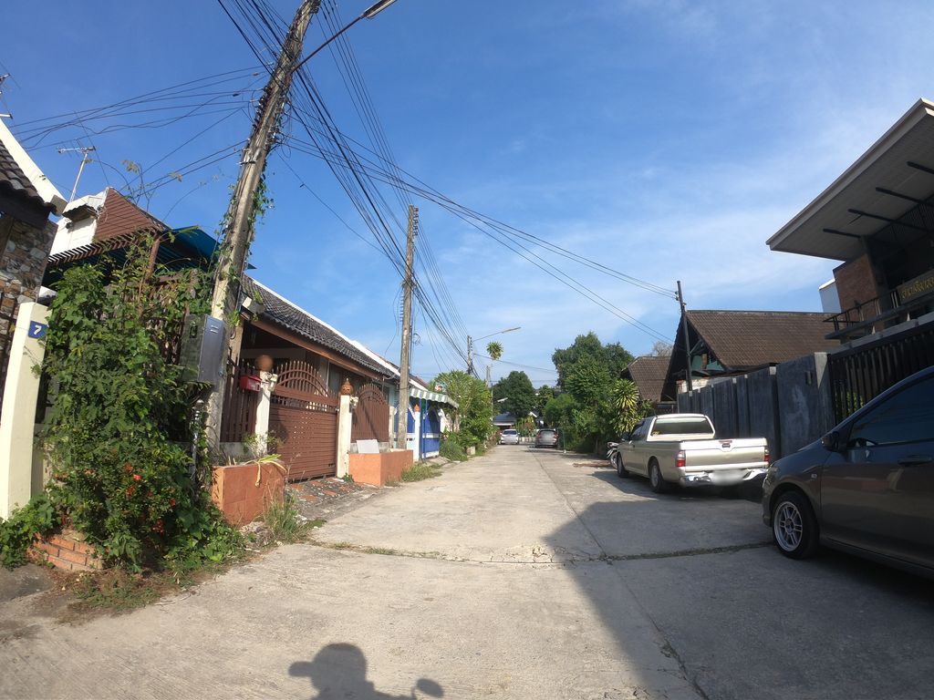 ภาพถนนตรงที่ ออยซอยสิบบาร์เบอร์ ตั้งอยู่ ถ่ายโดย chanuwath_grab พ.ศ. 2562 (2019) · A street-level view of where ออยซอยสิบบาร์เบอร์ · Oi Soi Sip Barber stands, by chanuwath_grab in 2562 (2019)
