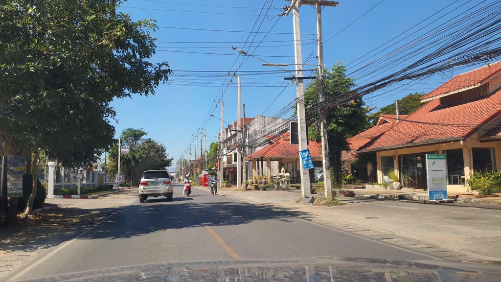 ภาพถนนตรงที่ ก๋วยเตี๋ยวเรือ ณพล ตั้งอยู่ ถ่ายโดย jrcarlsen พ.ศ. 2565 (2022) · A street-level view of where ก๋วยเตี๋ยวเรือ ณพล · Kuai Tiaoruea Naphon stands, by jrcarlsen in 2565 (2022)