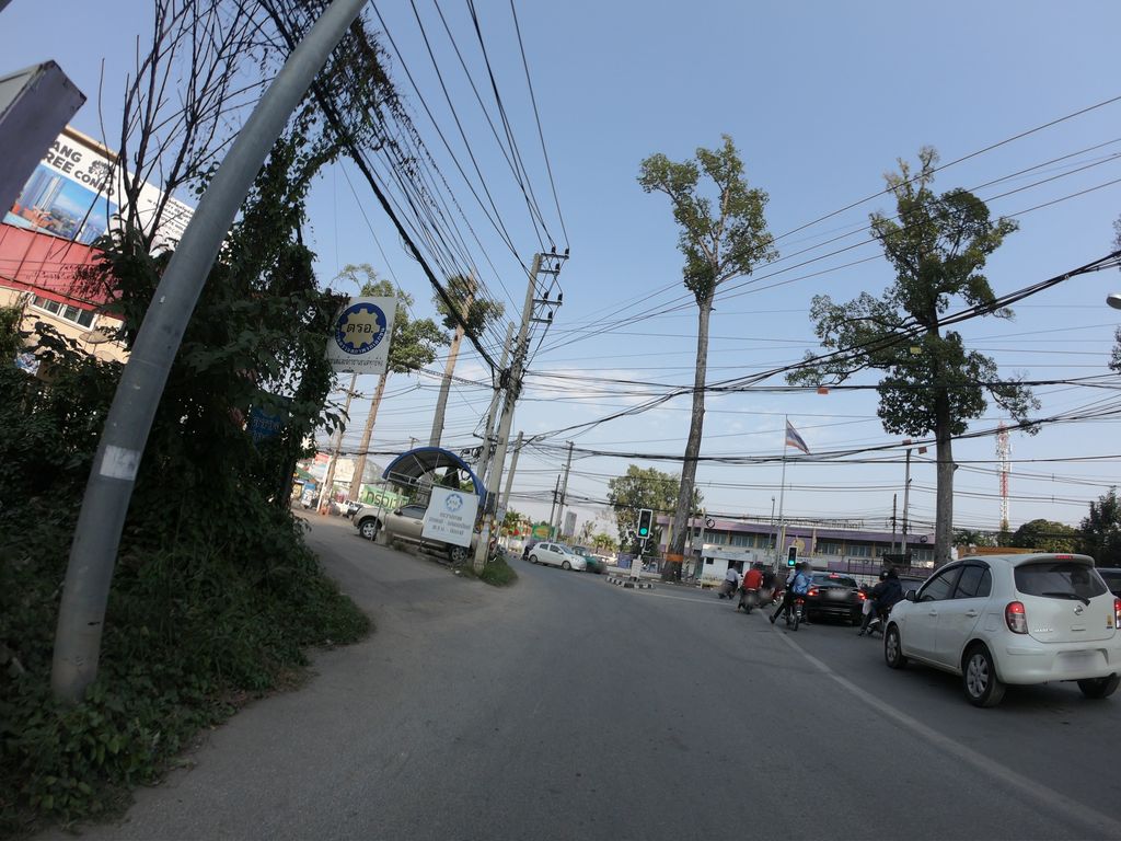 ภาพถนนตรงที่ ร้านข้าวหลามเม็งราย ตั้งอยู่ ถ่ายโดย chanuwath_grab พ.ศ. 2562 (2019) · A street-level view of where ร้านข้าวหลามเม็งราย · Ran Khaolam Mengrai stands, by chanuwath_grab in 2562 (2019)