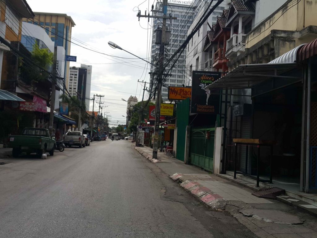 ภาพถนนตรงที่ Aloha Tiki Thai Bar & Grindz ตั้งอยู่ ถ่ายโดย jrcarlsen พ.ศ. 2558 (2015) · A street-level view of where Aloha Tiki Thai Bar & Grindz stands, by jrcarlsen in 2558 (2015)
